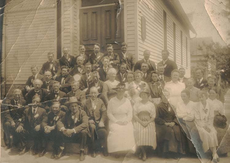 Early congregation gathered on the steps of Lakeside Church